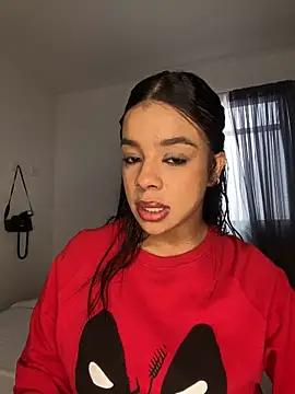 Snapshot of trianawhite chatting on 10-14-25, 02:39 trianawhite online show from 10-14-25, 02:39