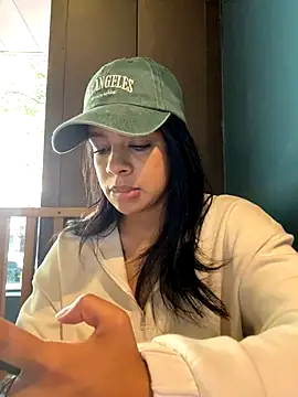 Snapshot of trianawhite chatting on 11-11-25, 03:29 trianawhite online show from 11-11-25, 03:29