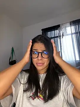 Snapshot of trianawhite chatting on 01-19-26, 04:11 trianawhite online show from 01-19-26, 04:11