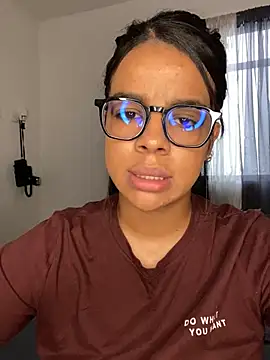 Snapshot of trianawhite chatting on 12-10-24, 03:22 trianawhite online show from 12-10-24, 03:22