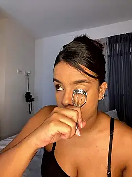 Snapshot of trianawhite chatting on 12-02-24, 09:01 trianawhite online show from 12-02-24, 09:01