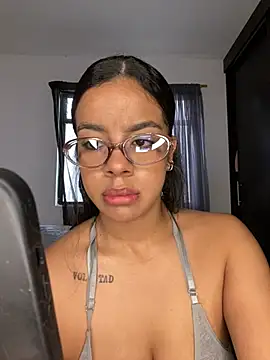 Snapshot of trianawhite chatting on 02-17-26, 02:47 trianawhite online show from 02-17-26, 02:47