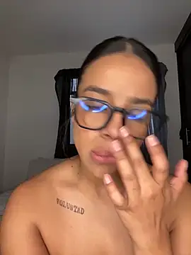 Snapshot of trianawhite chatting on 12-04-25, 03:11 trianawhite online show from 12-04-25, 03:11