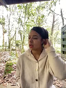 Snapshot of trianawhite chatting on 11-29-25, 03:12 trianawhite online show from 11-29-25, 03:12