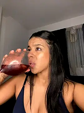 Snapshot of trianawhite chatting on 11-19-25, 11:49 trianawhite online show from 11-19-25, 11:49