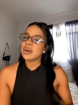 Snapshot of trianawhite chatting on 10-29-25, 03:22 trianawhite online show from 10-29-25, 03:22