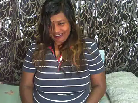 Snapshot of Mammabear_4u chatting on 12-15-24, 07:02 Mammabear 4u online show from 12-15-24, 07:02