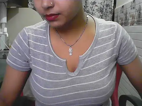 Snapshot of LovingPihu chatting on 05-25-26, 06:01 LovingPihu online show from 05-25-26, 06:01
