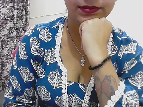 Snapshot of LovingPihu chatting on 05-08-26, 05:11 LovingPihu online show from 05-08-26, 05:11
