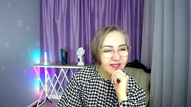 queen a n i online show from 10-07-25, 10:49