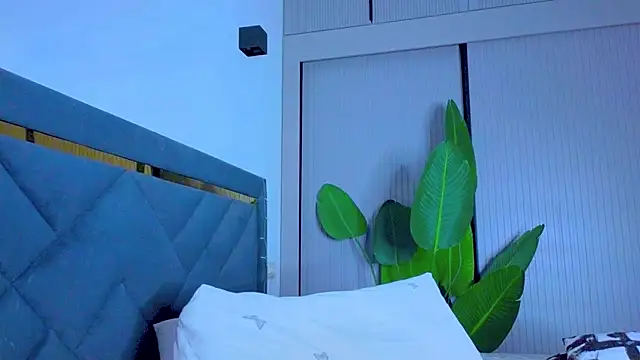 Mia Tin online show from 09-13-25, 04:07