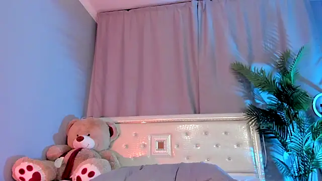 Snapshot of Li_baby chatting on 02-17-25, 07:44 Li baby online show from 02-17-25, 07:44