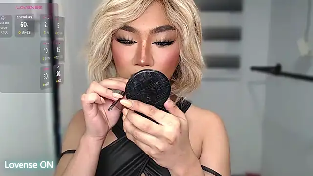 Snapshot of Local_Hoelyx chatting on 10-11-25, 08:26 Local Hoelyx online show from 10-11-25, 08:26