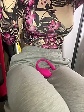 Snapshot of DulceMya6 chatting on 01-03-25, 10:40 DulceMya6 online show from 01-03-25, 10:40