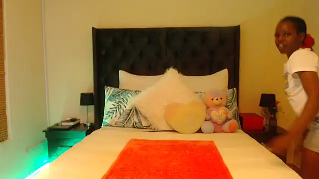 Snapshot of Sexynaughty_Gal chatting on 12-24-24, 06:28 Sexynaughty Gal online show from 12-24-24, 06:28