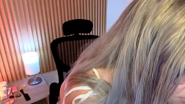 Snapshot of MarianL0ve chatting on 04-18-26, 10:39 MarianL0ve online show from 04-18-26, 10:39