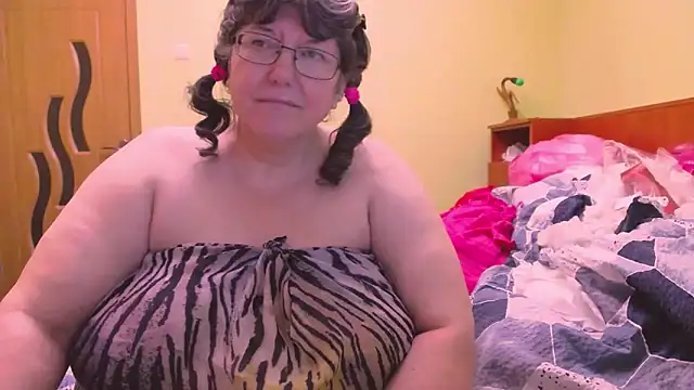 Snapshot of HugeTits chatting on 12-15-25, 01:44 HugeTits online show from 12-15-25, 01:44