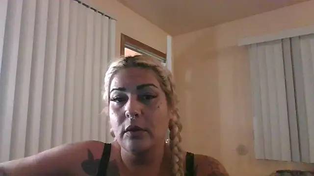 ShineyQuinn online show from 05-27-26, 04:09