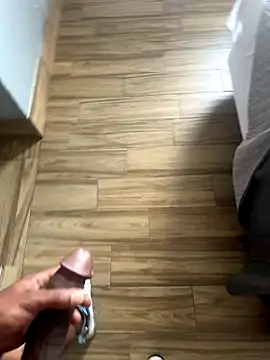 Snapshot of RoyalWearing chatting on 10-06-25, 05:35 RoyalWearing online show from 10-06-25, 05:35