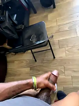 Snapshot of RoyalWearing chatting on 10-13-25, 05:58 RoyalWearing online show from 10-13-25, 05:58