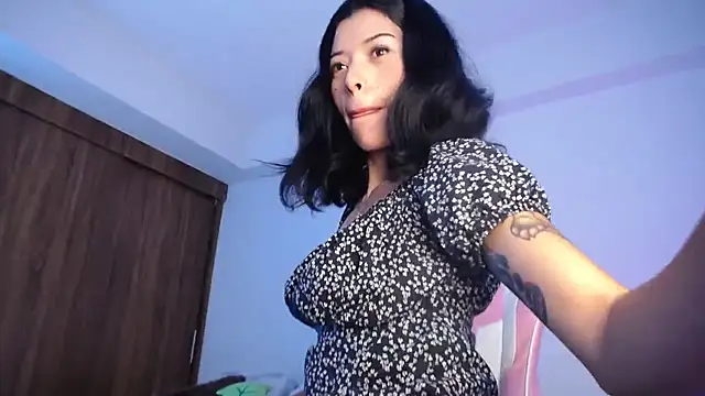 Snapshot of maggie_kay chatting on 10-01-25, 04:00 maggie kay online show from 10-01-25, 04:00