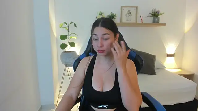 Snapshot of bella_99_ chatting on 05-28-26, 11:27 bella 99 online show from 05-28-26, 11:27
