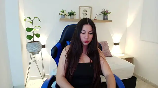 Snapshot of bella_99_ chatting on 04-29-26, 11:25 bella 99 online show from 04-29-26, 11:25