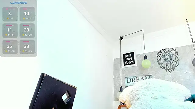 Snapshot of Rebeca_xs chatting on 10-25-25, 08:35 Rebeca xs online show from 10-25-25, 08:35