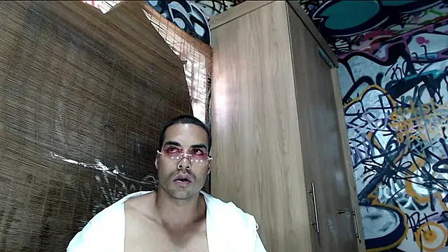 Snapshot of Justin_Frank chatting on 09-29-25, 04:34 Justin Frank online show from 09-29-25, 04:34