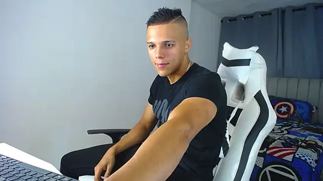 Snapshot of DavidAngell7 chatting on 02-08-25, 04:47 DavidAngell7 online show from 02-08-25, 04:47