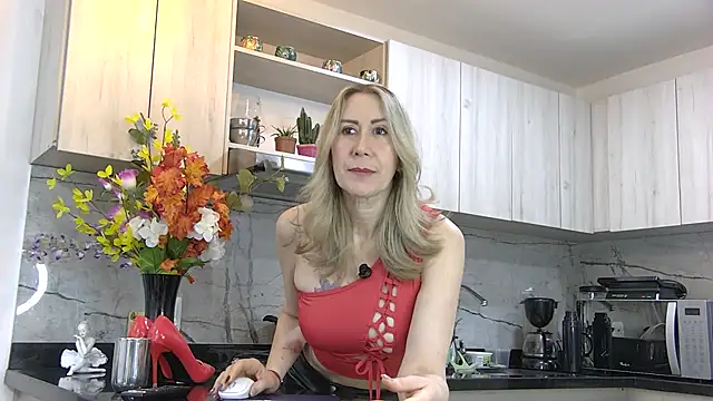 Snapshot of ashleymilf_1 chatting on 06-07-26, 06:13 ashleymilf 1 online show from 06-07-26, 06:13