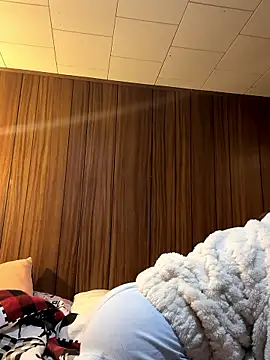 Snapshot of Mini_And_The_Bear chatting on 01-13-26, 09:41 Mini And The Bear online show from 01-13-26, 09:41