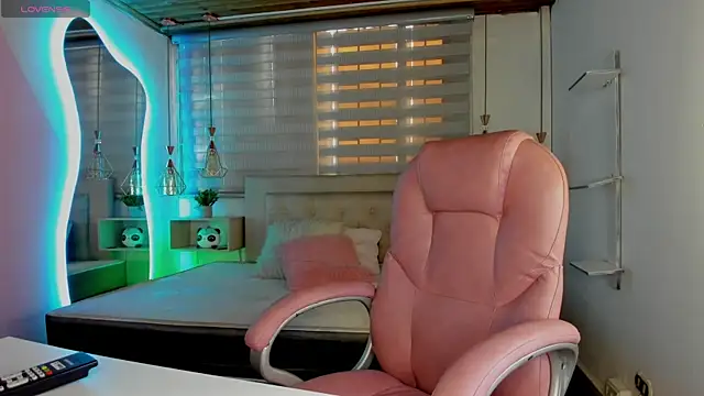 Snapshot of aleja17_xxx chatting on 09-19-25, 08:02 aleja17 xxx online show from 09-19-25, 08:02