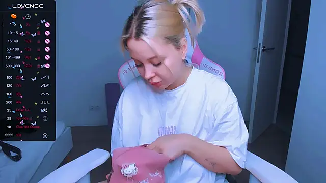 MonaLauu online show from 03-01-25, 02:04