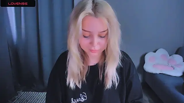 MonaLauu online show from 12-15-25, 09:04