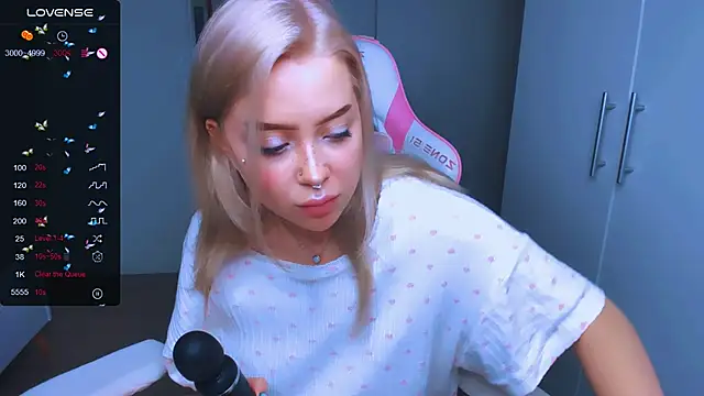 MonaLauu online show from 12-28-24, 01:28