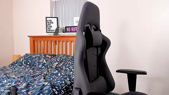 Snapshot of LucieWinters_UK chatting on 03-19-25, 04:45 LucieWinters UK online show from 03-19-25, 04:45