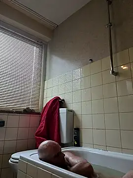 Snapshot of Ladyshaker82 chatting on 11-08-25, 02:31 Ladyshaker82 online show from 11-08-25, 02:31