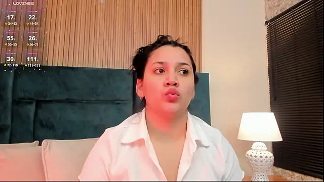 Snapshot of Kareena_chopra chatting on 07-17-26, 12:46 Kareena chopra online show from 07-17-26, 12:46