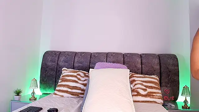 naia blessed online show from 11-13-25, 08:02