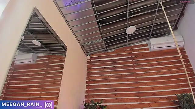 Snapshot of _MeganRain chatting on 02-16-25, 08:21 MeganRain online show from 02-16-25, 08:21