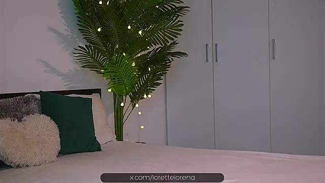 Lorettelorena online show from 10-12-25, 06:37