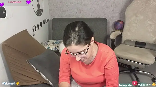 Snapshot of blue__moon_ chatting on 03-11-25, 03:25 blue moon online show from 03-11-25, 03:25