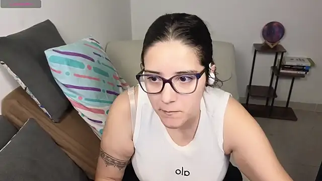 Snapshot of blue__moon_ chatting on 04-26-26, 04:54 blue moon online show from 04-26-26, 04:54