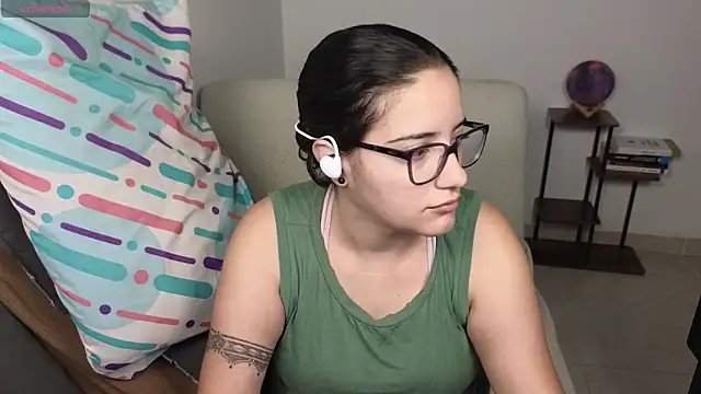 Snapshot of blue__moon_ chatting on 04-28-26, 07:57 blue moon online show from 04-28-26, 07:57