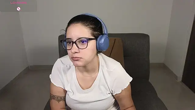 Snapshot of blue__moon_ chatting on 10-10-25, 01:17 blue moon online show from 10-10-25, 01:17