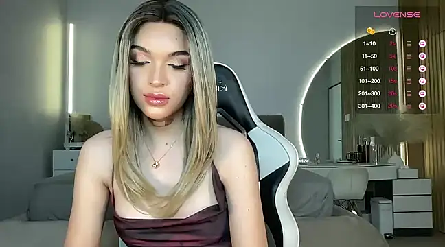 Snapshot of Rogueblaze chatting on 02-07-25, 04:37 Rogueblaze online show from 02-07-25, 04:37