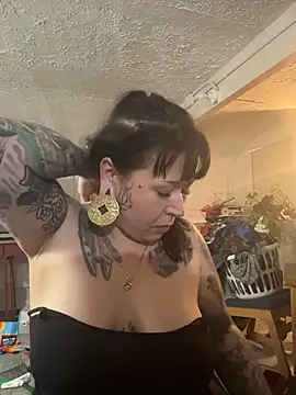 Snapshot of evacheers chatting on 12-21-25, 10:28 evacheers online show from 12-21-25, 10:28