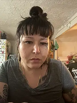 Snapshot of evacheers chatting on 12-23-25, 10:25 evacheers online show from 12-23-25, 10:25