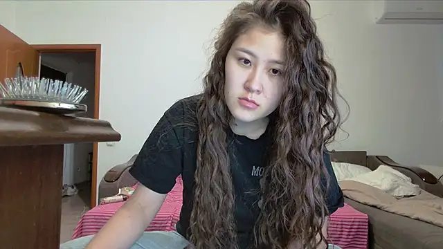 Snapshot of Riz_girl chatting on 10-11-25, 12:17 Riz girl online show from 10-11-25, 12:17